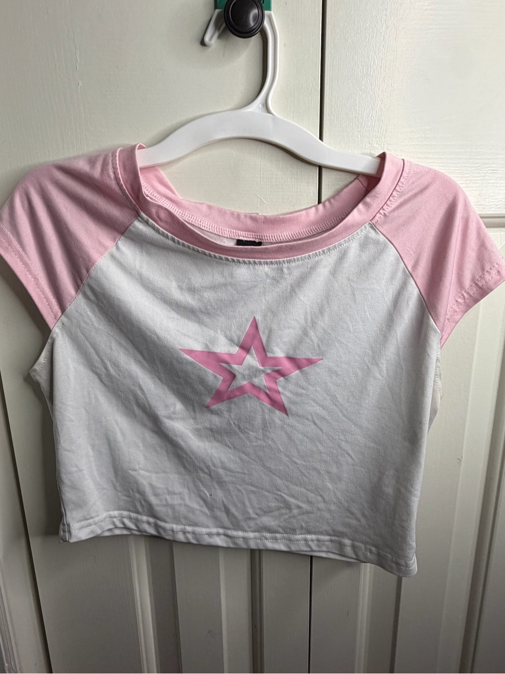 ROMWE White Crop Tee with Pink Raglan Sleeves and Pink Star